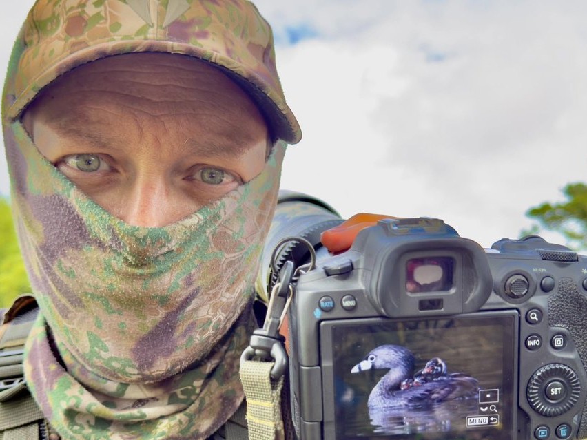 Adam Rainoff con ropa de camuflaje en el campo